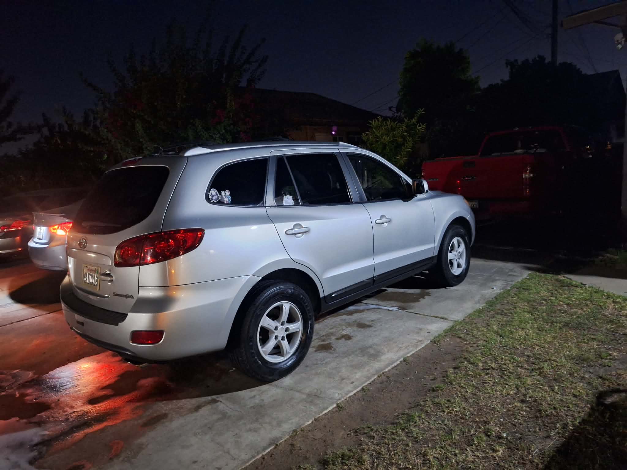 Hyundai Santa Fe plateada limpia de noche