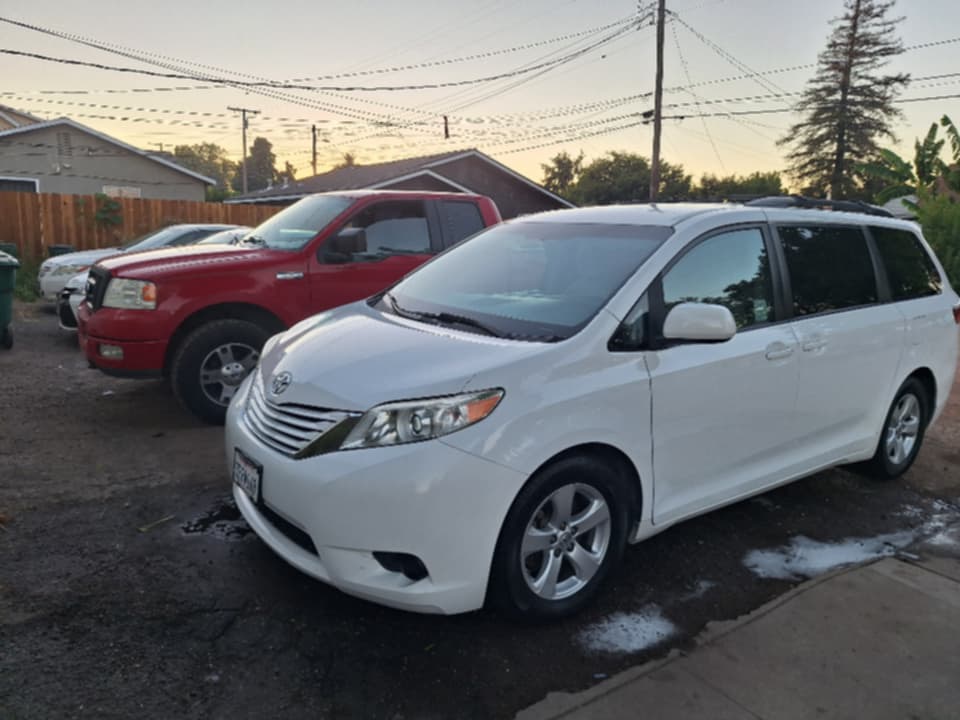 Toyota Sienna blanca lavada, vista lateral