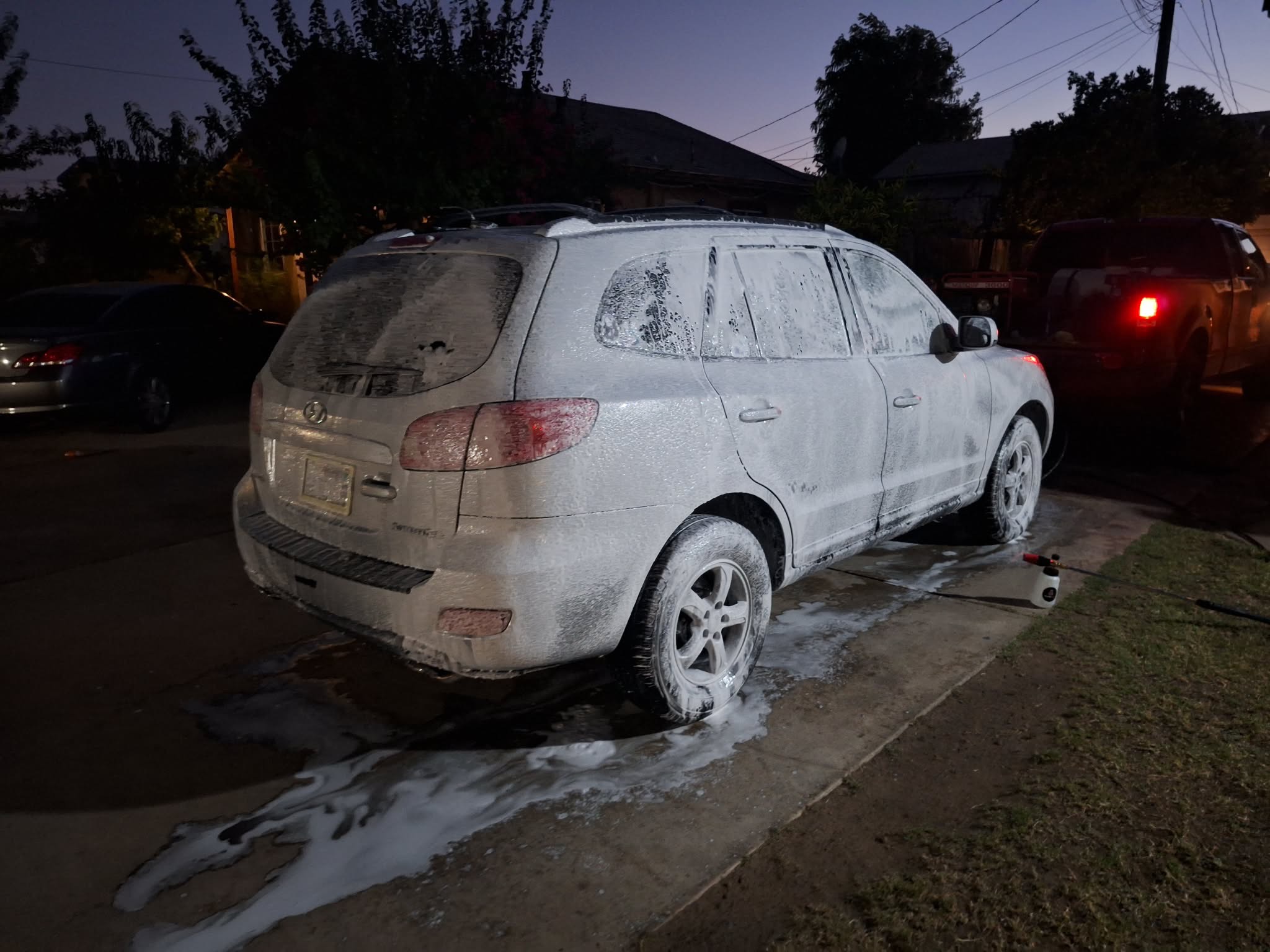 Hyundai Santa Fe cubierta de espuma durante el lavado
