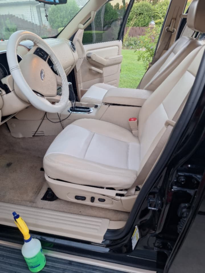 Interior de Ford Explorer con asientos de piel color crema recién detallados